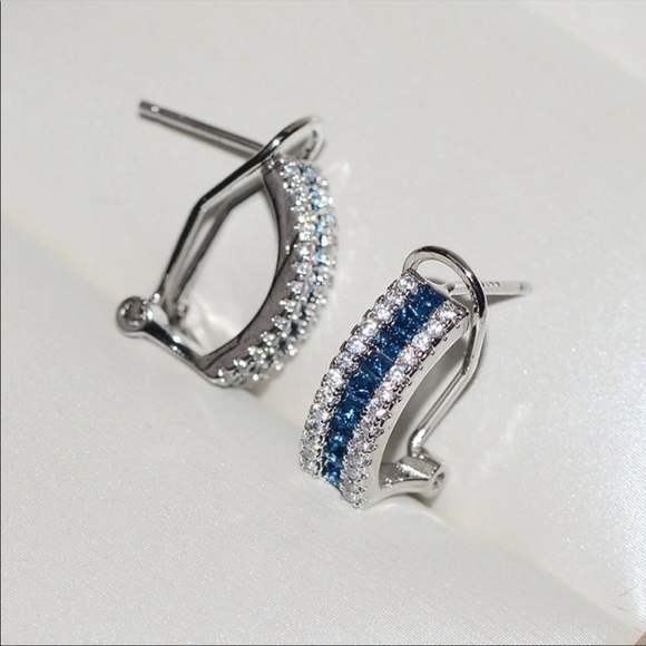 NEW WHITE GOLD BLUE WHITE DIAMOND OMEGA STUD EARRINGS - Picture 3 of 3